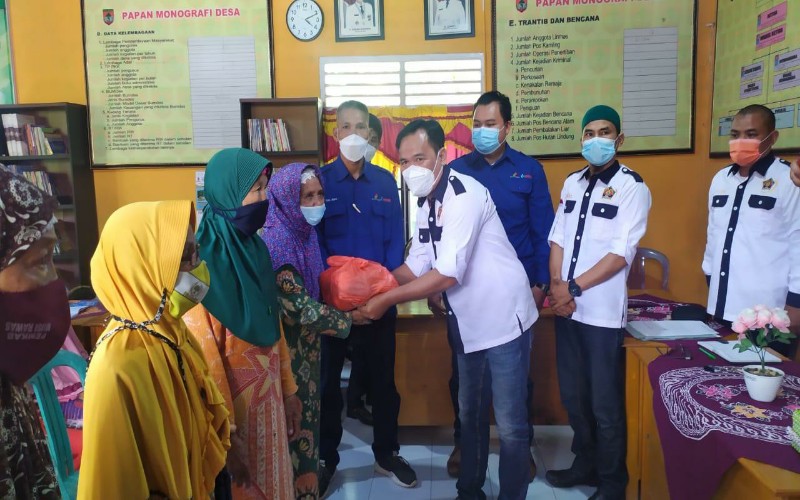 Bakti Sosial, PWI Musi Rawas Bagikan Sembako hingga Takjil