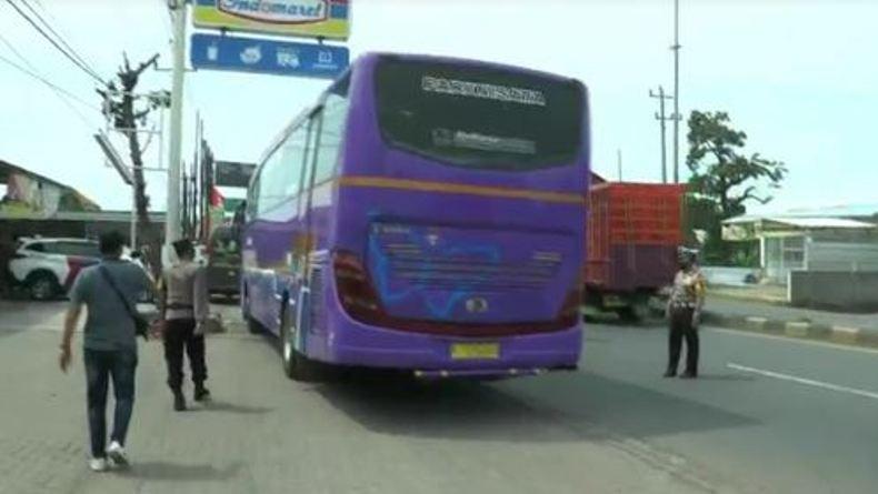 Bawa Pemudik ke Semarang dan Boyolali, Bus Pariwisata Diputar Balik di Kendal 