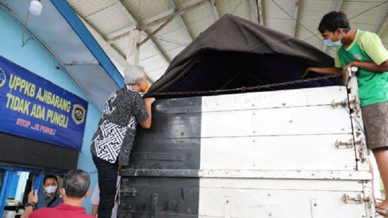 title Aksi Ganjar Panjat Truk di Posko Ajibarang lalu Teriak: Halo, Ada Orang di dalam? Aksi Ganjar Panjat Truk di Posko Ajibarang lalu Teriak: Halo, Ada Orang di dalam?