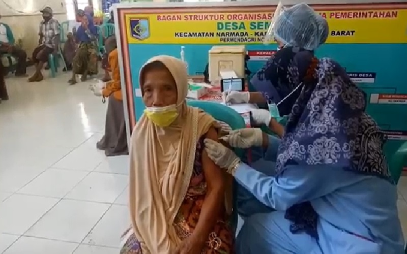 Kejar Target Vaksinasi Lansia di Lobar, Petugas Datangi Desa-Desa