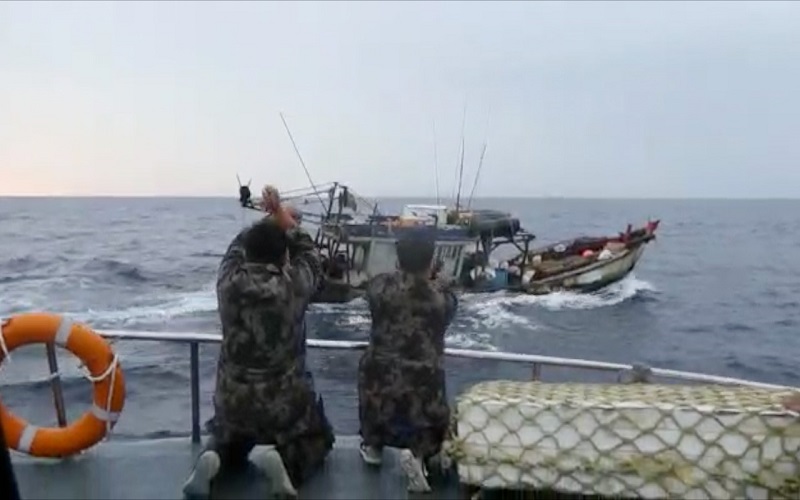 KKP Lumpuhkan Dua Kapal Ikan Asing yang Berusaha Kabur di Laut Natuna Utara