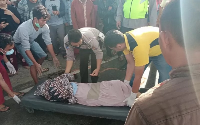 Tragis, Penumpang Sepeda Motor di Loteng Tewas Terlindas Truk