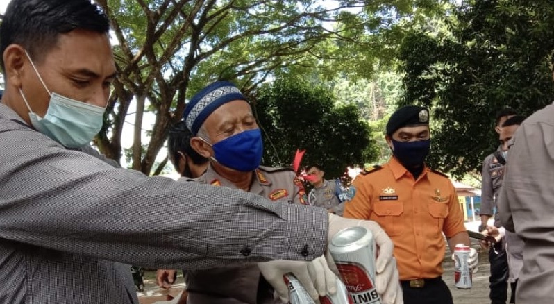 Polres Raja Ampat Musnahkan Ratusan Minol Ilegal dan Oplosan   