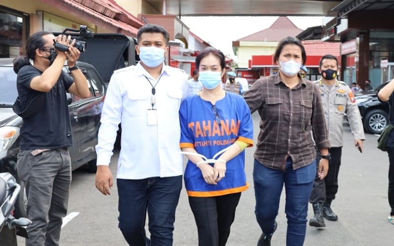 title Tawarkan Investasi Bodong, Perempuan Cantik Ini Tipu Pengusaha hingga Rp48 Miliar Tawarkan Investasi Bodong, Perempuan Cantik Ini Tipu Pengusaha hingga Rp48 Miliar