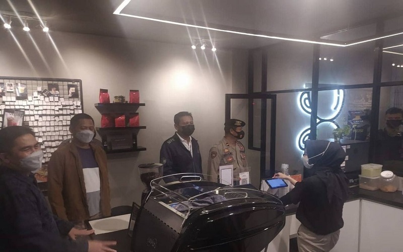 Sosialisasikan Jam Malam, Personel Gabungan di Banjarmasin Sasar Kafe