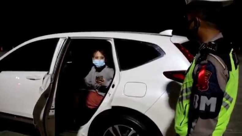 Disuruh Putar Balik di Gerbang Tol Palimanan, Wanita Cantik Protes Keras Polisi