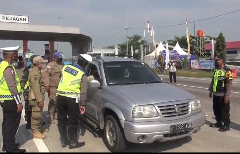 Gagal Tembus GT Pejagan-Pantura Brebes, Ratusan Kendaraan Luar Jateng Putar Balik