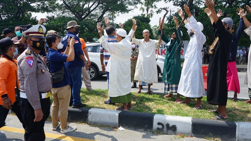 Rombongan Pria Berserban Kagetkan Petugas Penyekatan di Jembatan Suramadu 