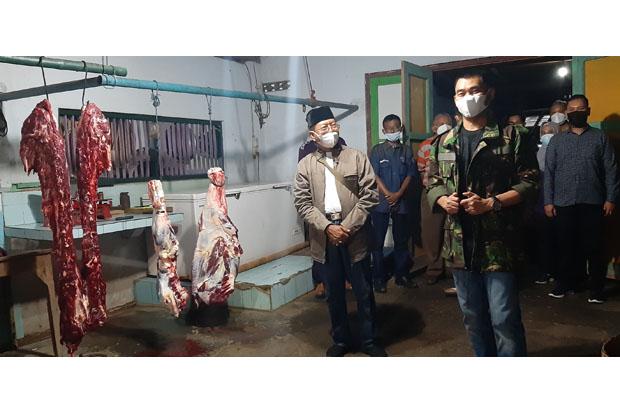  Pastikan Daging Sehat, Bupati Gunungkidul Sidak Pemotongan Hewan Dini Hari 