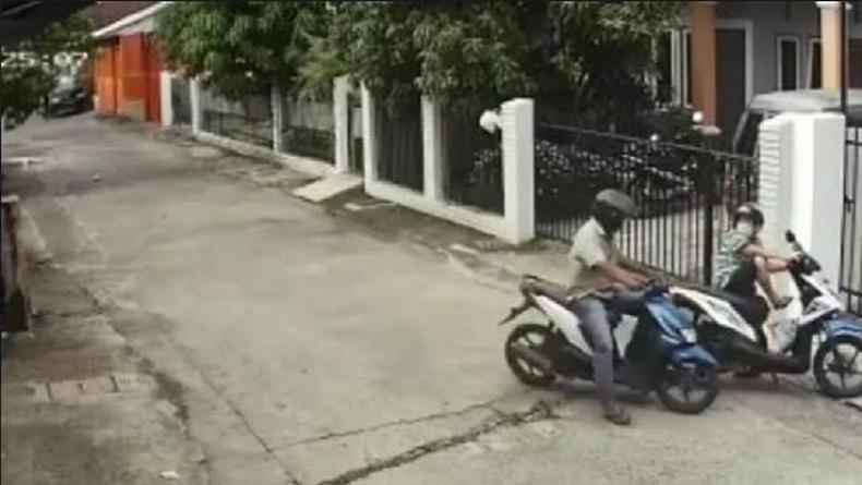 Viral Aksi Jambret Rampas Tas Ibu Rumah Tangga di Padang Terekam CCTV