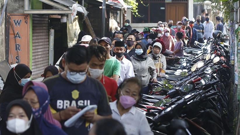 Ribuan Warga Kreo Tangerang Antre Ambil Bantuan Sosial Tunai - Bagian 2