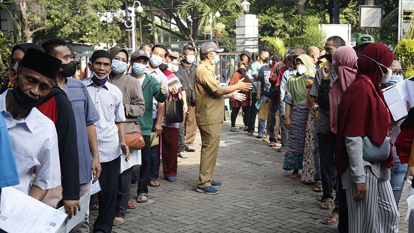 Ribuan Warga Kreo Tangerang Antre Ambil Bantuan Sosial Tunai - Bagian 3