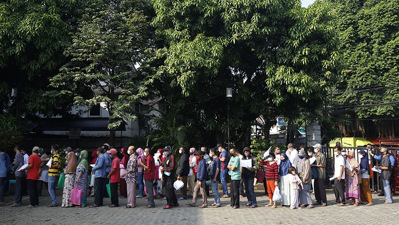 Ribuan Warga Kreo Tangerang Antre Ambil Bantuan Sosial Tunai - Bagian 1