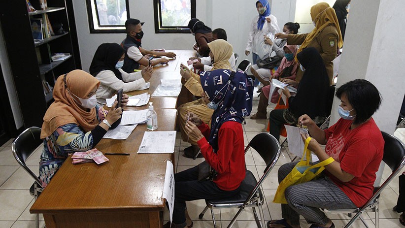 Ribuan Warga Kreo Tangerang Antre Ambil Bantuan Sosial Tunai - Bagian 5