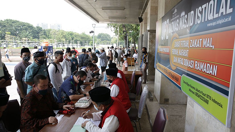 Suasana Pembayaran Zakat Fitrah di Masjid Istiqlal - Bagian 3