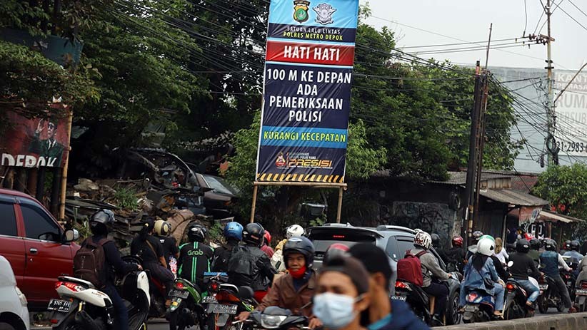 Kemacetan Panjang akibat Penyekatan Larangan Mudik di Bogor - Bagian 2