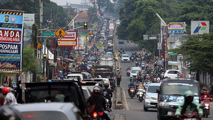 Kemacetan Panjang akibat Penyekatan Larangan Mudik di Bogor - Bagian 1