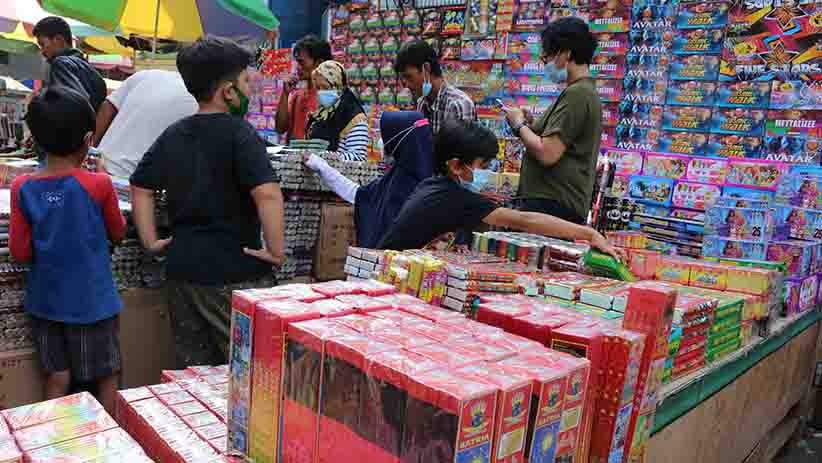 Pedagang Petasan dan Kembang Api Pasar Asemka Diserbu Pembeli - Bagian 2