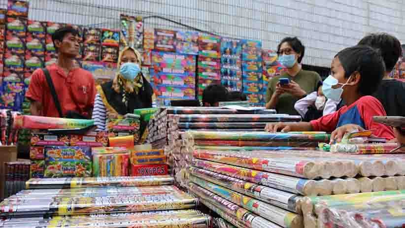 Pedagang Petasan dan Kembang Api Pasar Asemka Diserbu Pembeli - Bagian 1