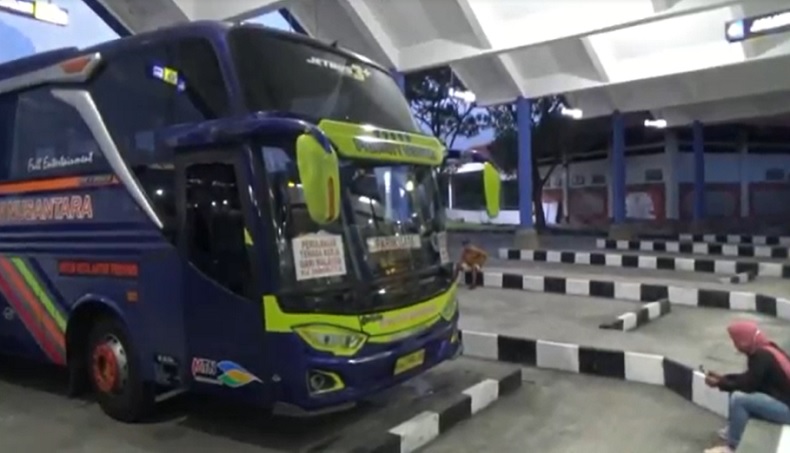 title Tanpa Stiker Khusus, Bus Angkut Pekerja Migran Tertahan di Terminal Mengwi Tanpa Stiker Khusus, Bus Angkut Pekerja Migran Tertahan di Terminal Mengwi