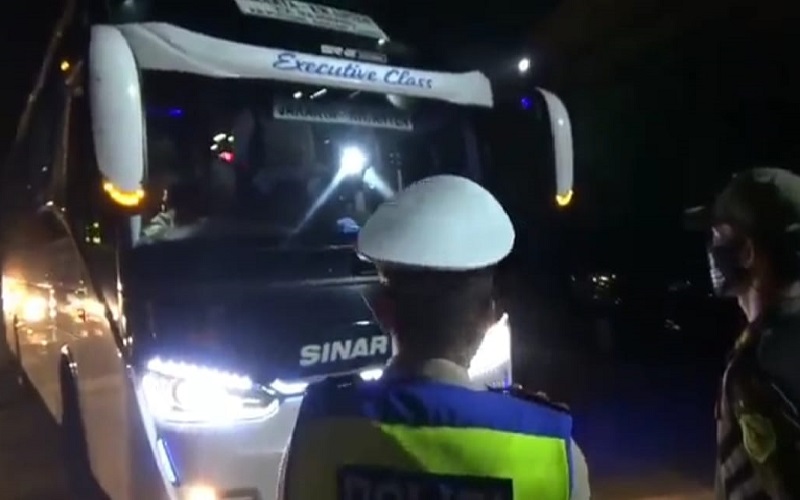 2 Bus Sarat Pemudik Tujuan Jawa Tengah Diputar Balik di Cileunyi Bandung