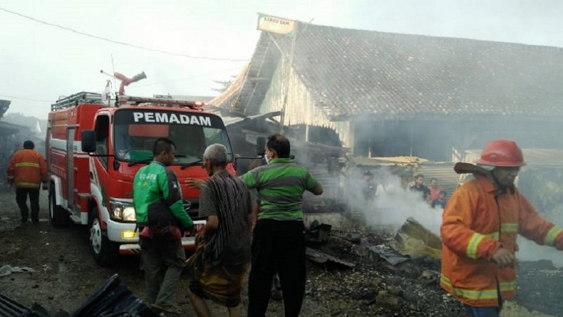 Kebakaran Melanda Pasar Batik Tulis Terbesar se-Asia di Pamekasan