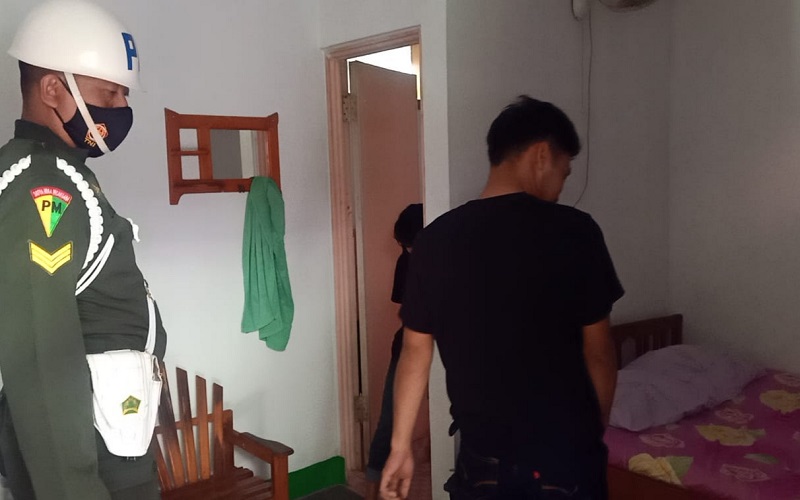 title Lagi Asyik Gituan di Losmen, 12 Pasangan Mesum di Pangandaran Digerebek Polisi Lagi Asyik Gituan di Losmen, 12 Pasangan Mesum di Pangandaran Digerebek Polisi