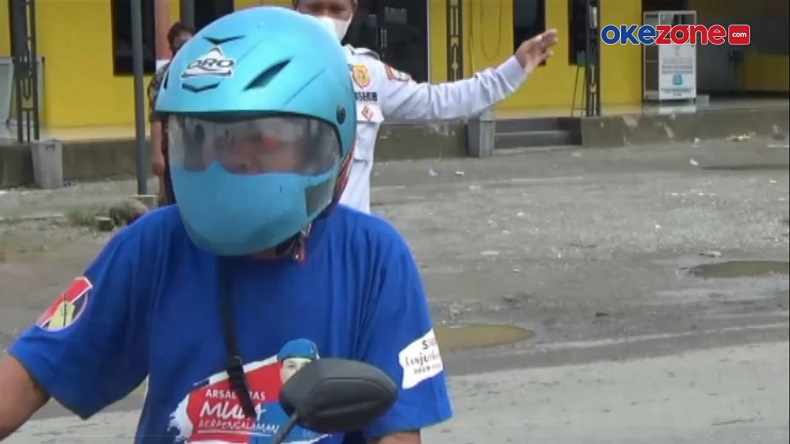 title Pengendara Motor Disetop Polisi karena Cat Kaca Helm Menyerupai Masker Pengendara Motor Disetop Polisi karena Cat Kaca Helm Menyerupai Masker