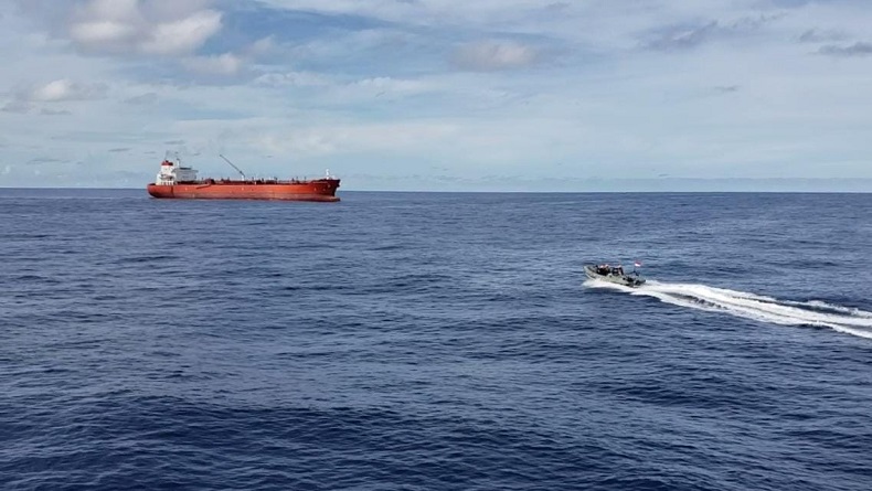 title Lolos dari Maut, Awak Kapal Singapura Ditemukan TNI AL setelah 8 Jam Terapung di Laut Natuna Lolos dari Maut, Awak Kapal Singapura Ditemukan TNI AL setelah 8 Jam Terapung di Laut Natuna