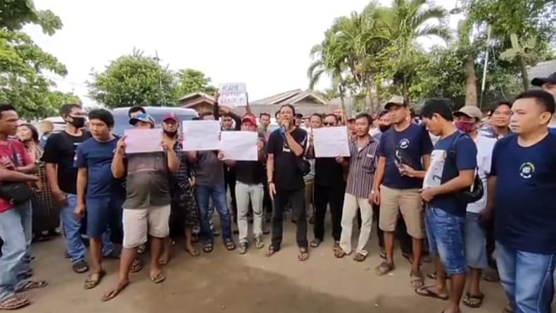 title Ratusan Sopir di Indramayu Kecewa Berat, Tuntut Pemerintah Cabut Larangan Mudik Ratusan Sopir di Indramayu Kecewa Berat, Tuntut Pemerintah Cabut Larangan Mudik