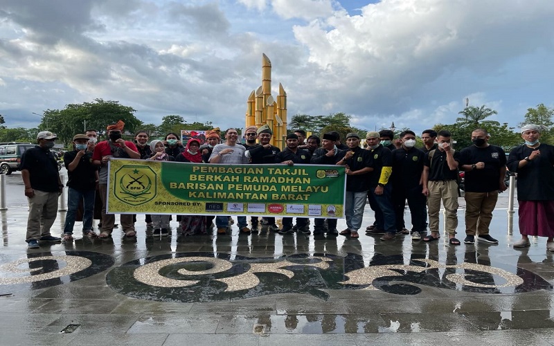 Wujud Syukur, BPM Kalbar Bagikan 4.000 Takjil di Kota Pontianak 