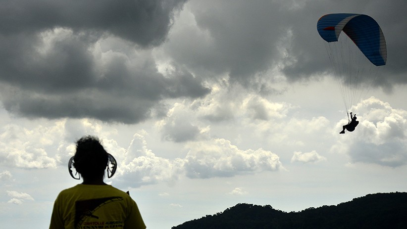 Bermain Paralayang Sambil Menikmati Pemandangan Puncak Bollangi  - Bagian 1