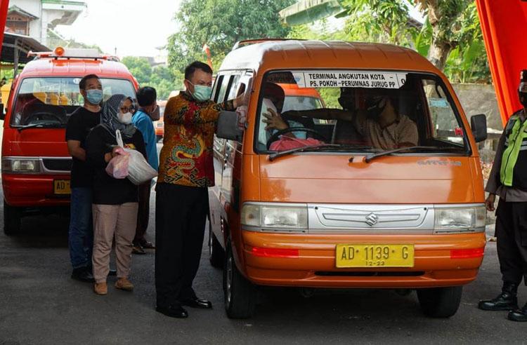Sopir Angkutan di Wonogiri Dapat Bantuan Beras dan Takjil Gratis