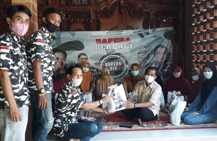 Bapera Kulonprogo Bagikan Ratusan Bingkisan Lebaran bagi Warga Miskin dan Panti Asuhan 