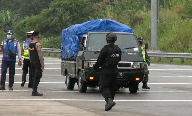Polisi Bersenjata Disiagakan di Posko Penyekatan Mudik, Ini Penjelasan Polri