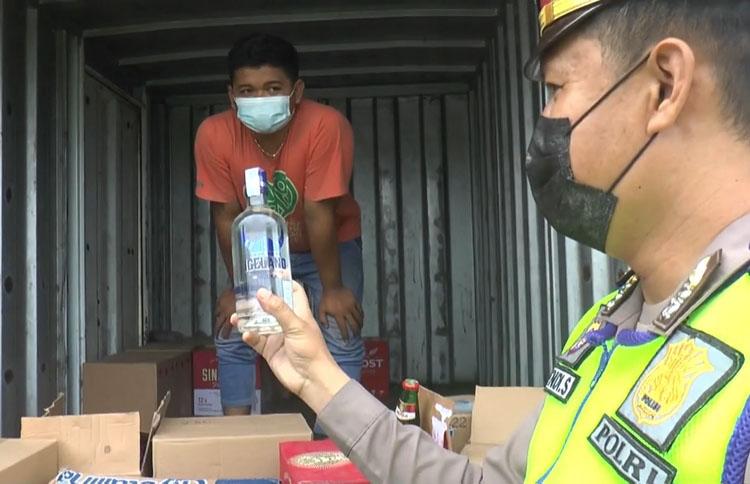 Razia Penyekatan Pemudik, Polres Bantul Amankan Ratusan Botol Miras Ilegal