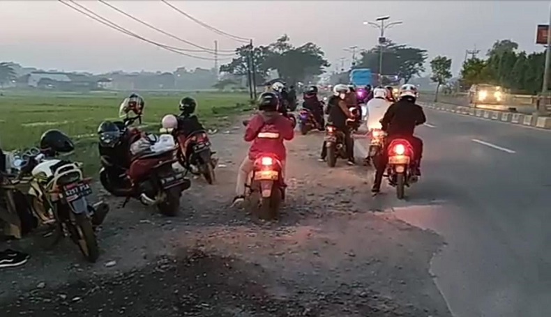 title Hujan Lebat Untungkan Pemudik Sepeda Motor, Lolos Sampai Cirebon Tanpa Penyekatan Hujan Lebat Untungkan Pemudik Sepeda Motor, Lolos Sampai Cirebon Tanpa Penyekatan