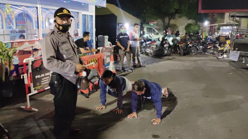 Tak Pakai Helm dan Masker, Sejumlah Remaja di Blora Ini Dihukum Fisik