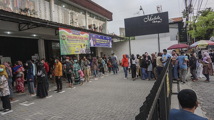 Warga Pekalongan Rela Antre Panjang untuk Belanja Kebutuhan Lebaran - Bagian 2