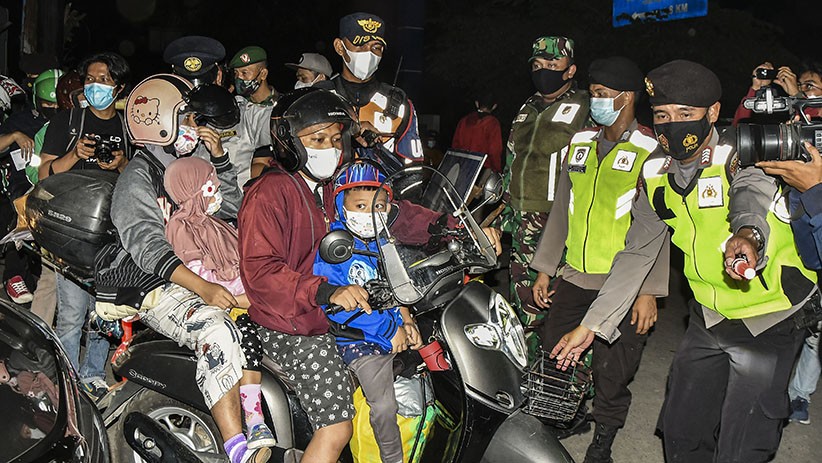 Ribuan Pemudik Motor Lawan Arah Hindari Posko Penyekatan di Bekasi - Bagian 5