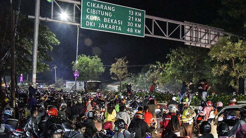 Ribuan Pemudik Motor Lawan Arah Hindari Posko Penyekatan di Bekasi - Bagian 2