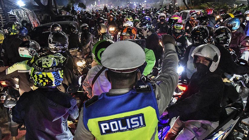 Ribuan Pemudik Motor Lawan Arah Hindari Posko Penyekatan di Bekasi - Bagian 1