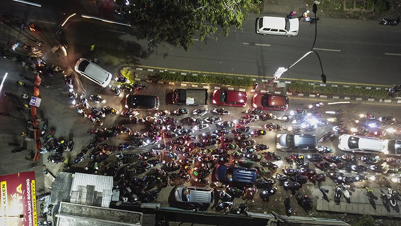 Ribuan Pemudik Motor Lawan Arah Hindari Posko Penyekatan di Bekasi - Bagian 4