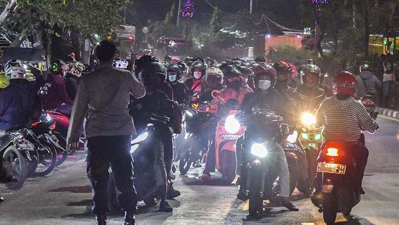 Ribuan Pemudik Motor Lawan Arah Hindari Posko Penyekatan di Bekasi - Bagian 3