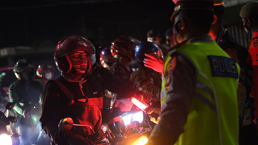 Periksa Ribuan Pemudik Motor, Polisi Tambah Personel di Perbatasan Bekasi - Bagian 2