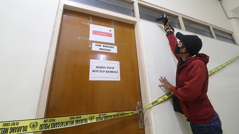 KPK-Bareskrim Geledah Kantor BKD Nganjuk, 2 Bendel Dokumen Disita terkait OTT Bupati Novi