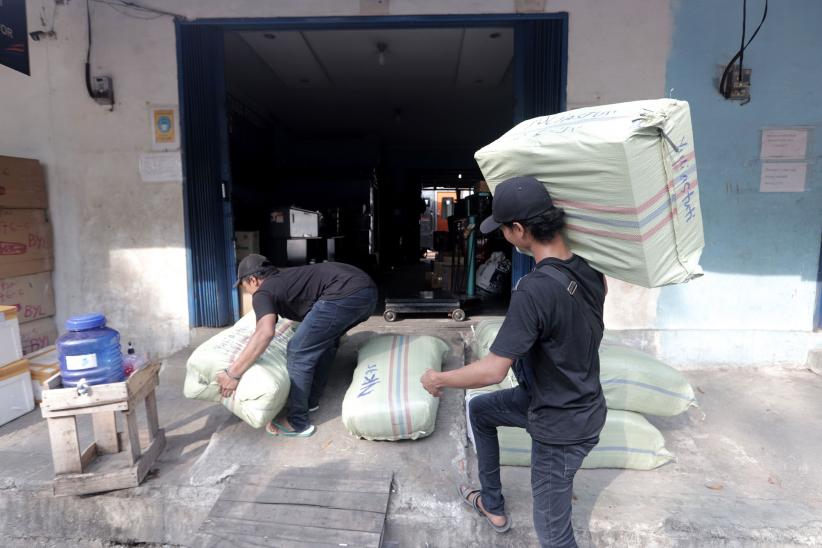 Jasa Pengiriman Paket Melalui Kereta Api Meningkat Jelang Lebaran - Bagian 4