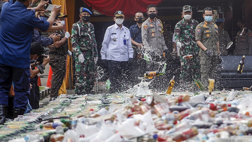 Polres Bogor Musnahkan 50.000 Botol Miras Hasil Operasi Cipta Kondisi Ramadan - Bagian 2