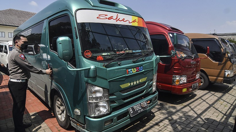 Polres Bekasi Amankan 32 Mobil Travel Beroperasi saat Larangan Mudik - Bagian 1
