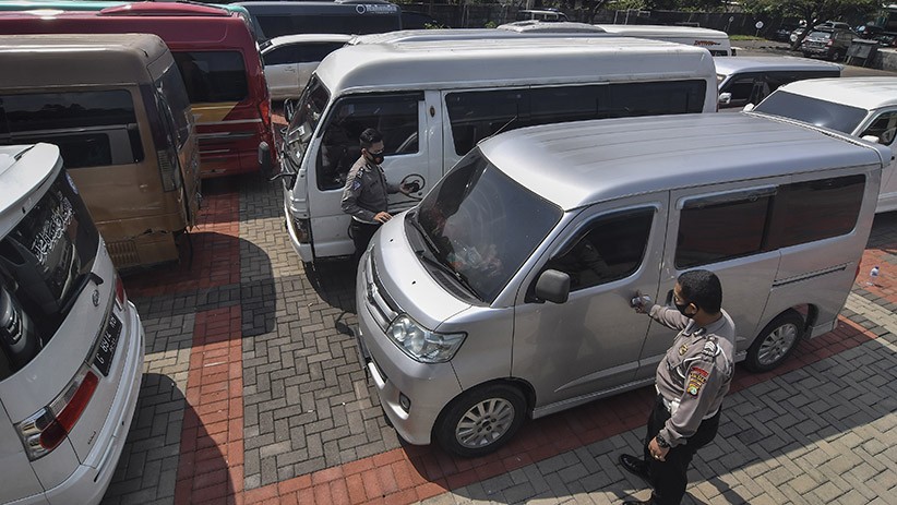 Polres Bekasi Amankan 32 Mobil Travel Beroperasi saat Larangan Mudik - Bagian 2